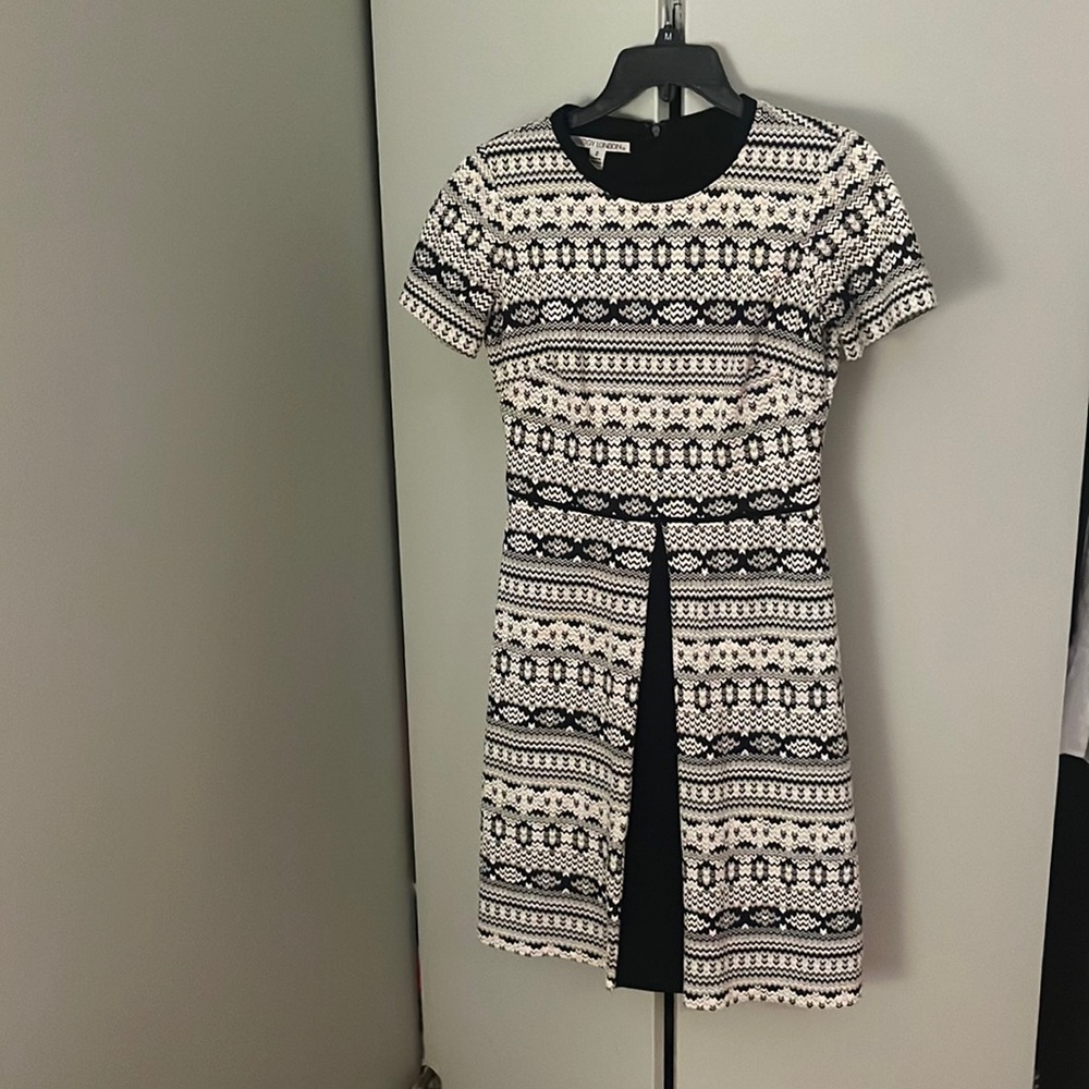 Maggie London black & white pattern fit n flare dress, size 2.